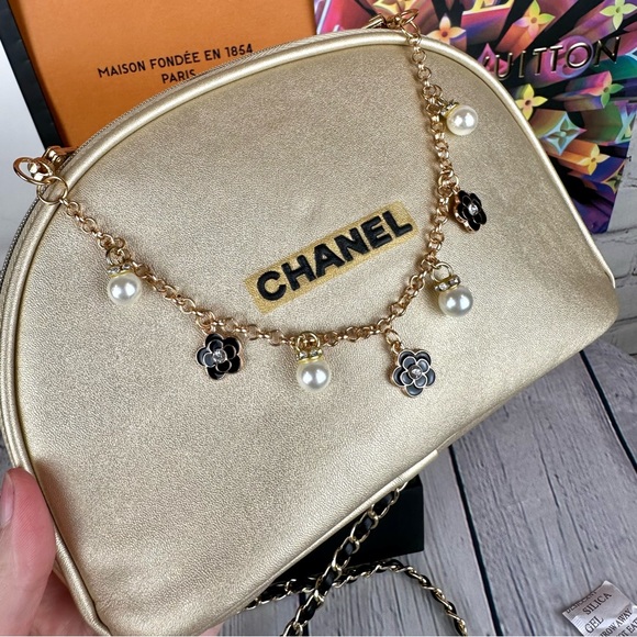 CHANEL gold metallic crossbody pouch CUSTOM with chain and bag charm - Picture 5 of 12